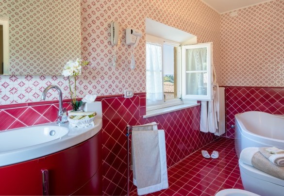 Il bagno con vasca al secondo piano – Tenuta di Pratello