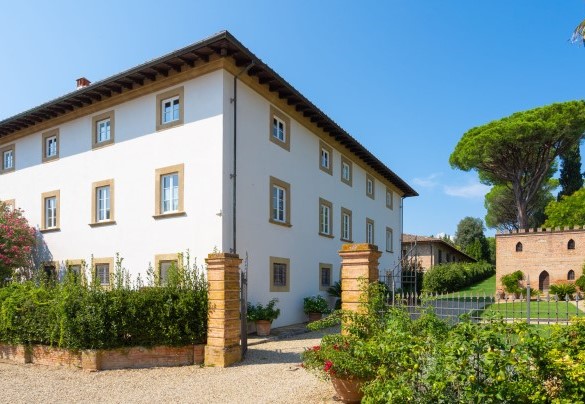 La villa si trova all’interno di un’antica tenuta di caccia risalente al secolo XVII con la sua chiesetta e tutto il complesso di edifici mantenuti con le caratteristiche originarie che le fanno da cornice – Tenuta di Pratello