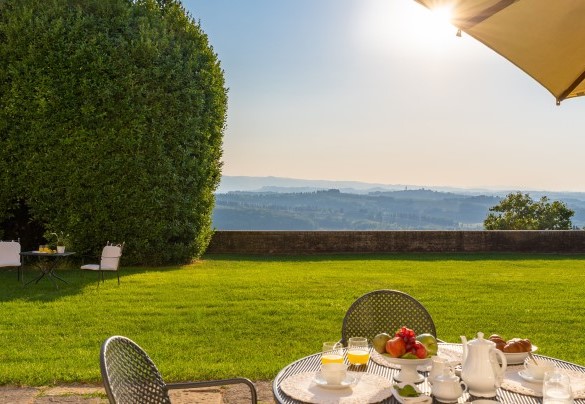 La villa è immersa nei colori eleganti delle campagne e delle colline che la circondano – Tenuta di Pratello