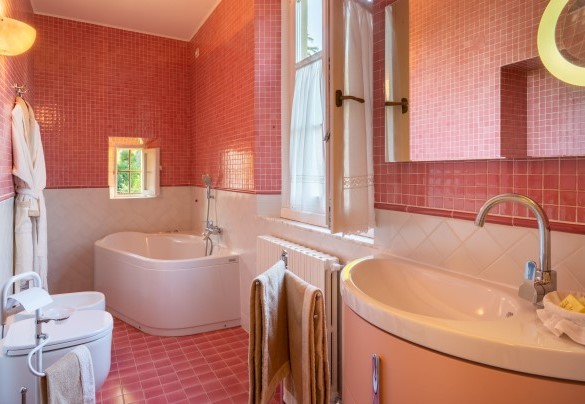 Il bagno con vasca nella suite al primo piano – Tenuta di Pratello