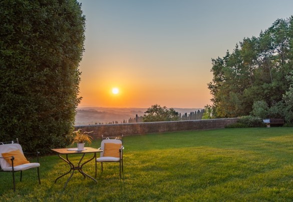 Il bellissimo parco di circa 1000 mq costituito da prati perfettamente curati e costantemente irrigati – Tenuta di Pratello