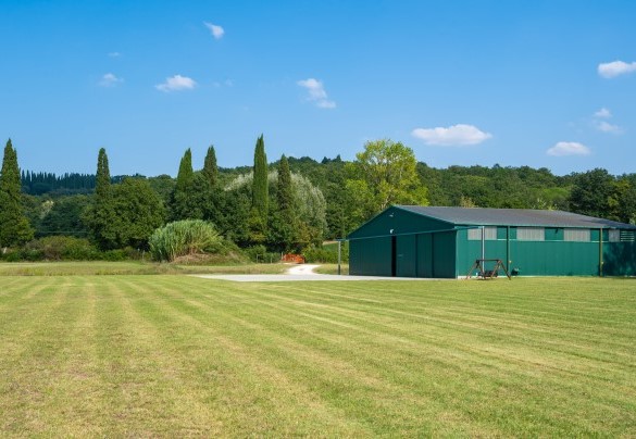 L’aviosuperficie di circa 1000 metri, 30 metri di larghezza, a circa 1,5 Km dalla villa, con hangar per il ricovero dei mezzi – Tenuta di Pratello