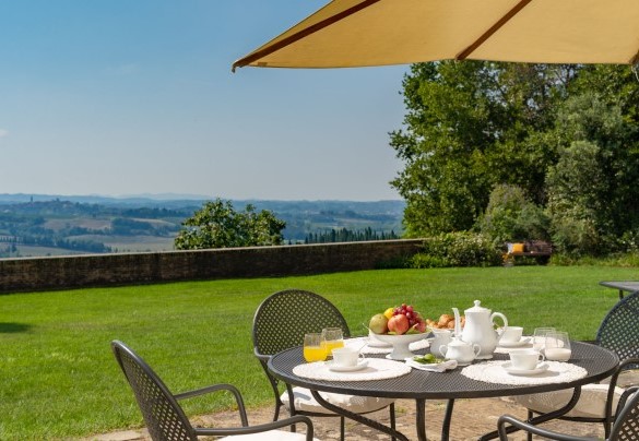 La villa è immersa nei colori eleganti delle campagne e delle colline che la circondano – Tenuta di Pratello