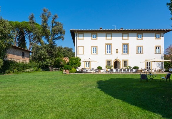 La villa si erge su tre piani per una superficie di circa 500 mq – Tenuta di Pratello