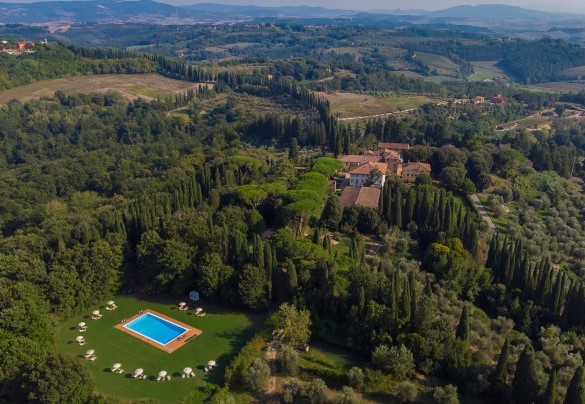 La tenuta si estende per circa 320 ettari ed è caratterizzata da scenari faunistici di originaria bellezza come boschi e olivi – Tenuta di Pratello