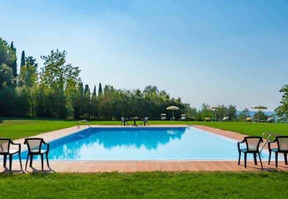 La piscina di dimensioni 16,5 x 8,5, profonda da 1,30 a 2,50 metri si trova in zona poco distante dalla villa – Tenuta di Pratello