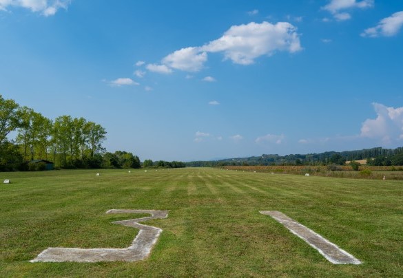 L’aviosuperficie di circa 1000 metri, 30 metri di larghezza, a circa 1,5 Km dalla villa, con hangar per il ricovero dei mezzi – Tenuta di Pratello
