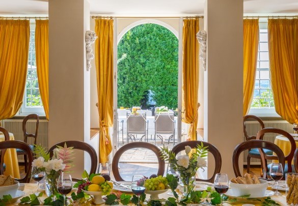 La sala da pranzo che affaccia sul giardino – Tenuta di Pratello