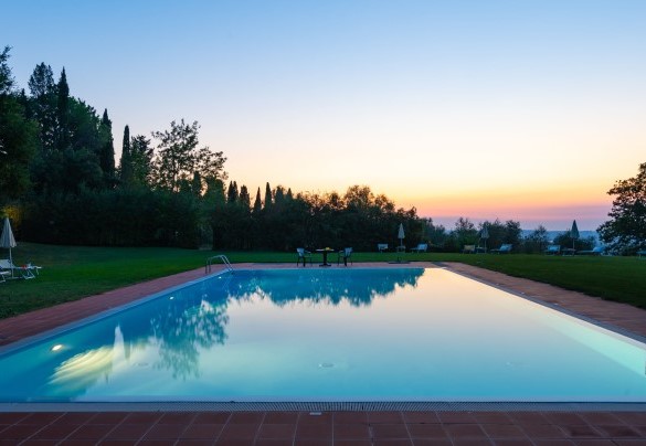 La piscina è completamente recintata e chiusa rispetto agli altri spazi, con un cancello in modo da garantire la totale sicurezza degli ospiti – Tenuta di Pratello
