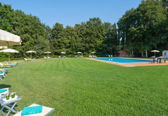 La piscina dal disegno semplice circondata da un bellissimo prato verde curato in ogni aspetto – Tenuta di Pratello