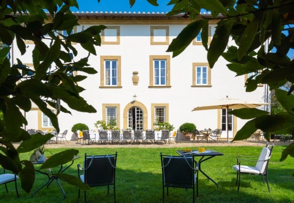 La villa si erge su tre piani per una superficie di circa 500 mq che con il suo bianco della facciata spicca con maestosità sul verde dei prati del suo parco – Tenuta di Pratello