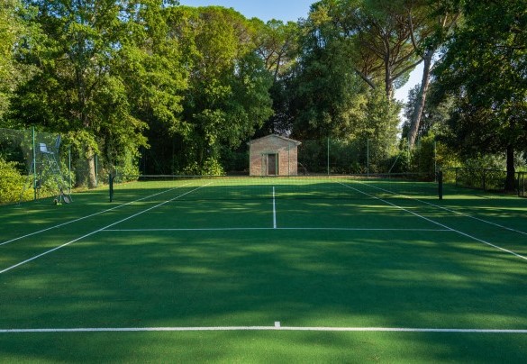 Il campo da tennis regolamentare che si trovano a circa 350 metri dalla villa – Tenuta di Pratello