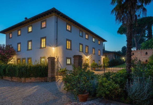 La villa si erge su tre piani per una superficie di circa 500 mq – Tenuta di Pratello