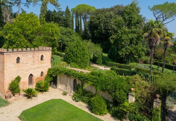 La villa ha adiacente un bellissimo parco di circa 1000 mq costituito da prati perfettamente curati e costantemente irrigati – Tenuta di Pratello