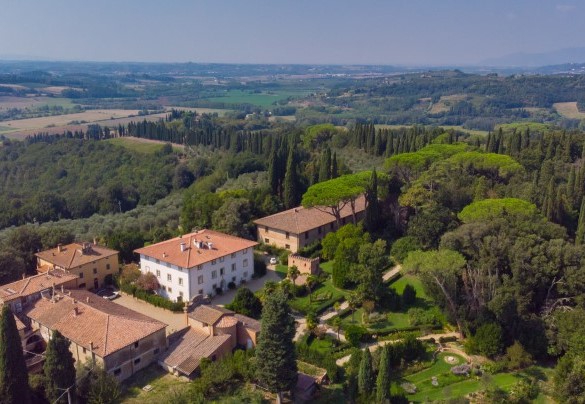 La tenuta si estende per circa 320 ettari ed è caratterizzata da scenari faunistici di originaria bellezza come boschi e olivi – Tenuta di Pratello