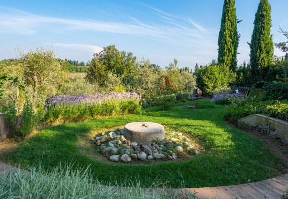 Il giardino dove i colori dei fiori e i profumi delle essenze arboree fanno da padroni – Tenuta di Pratello