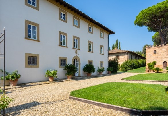 La villa si erge su tre piani per una superficie di circa 500 mq che con il suo bianco della facciata spicca con maestosità sul verde dei prati del suo parco – Tenuta di Pratello