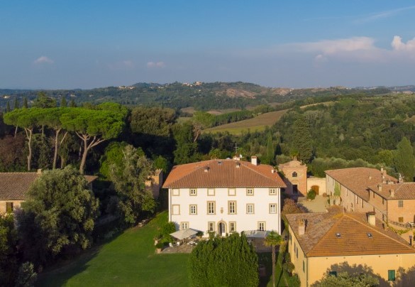La villa si trova all’interno di un’antica tenuta di caccia risalente al secolo XVII con la sua chiesetta e tutto il complesso di edifici mantenuti con le caratteristiche originarie che le fanno da cornice – Tenuta di Pratello