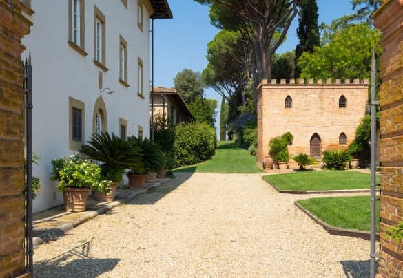 I vialetti di ghiaia bianca che conducono alla villa – Tenuta di Pratello