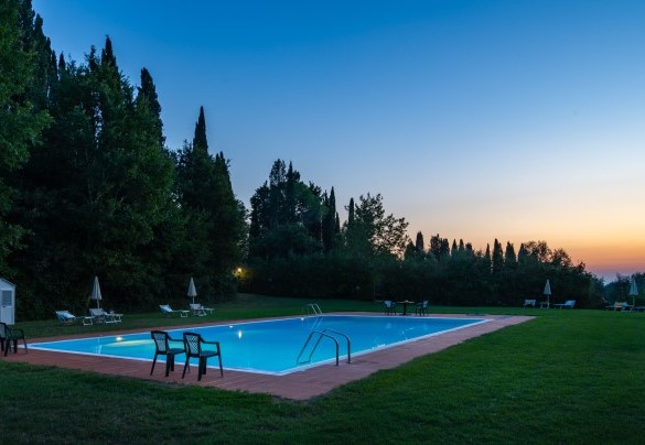 La piscina rettangolare è circondata da un solarium di circa 400 mq, con lettini e ombrelloni, l’area dispone di doccia solare e di uno spogliatoio dedicato con bagno – Tenuta di Pratello
