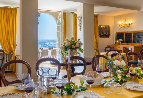 La sala da pranzo che affaccia sul giardino – Tenuta di Pratello