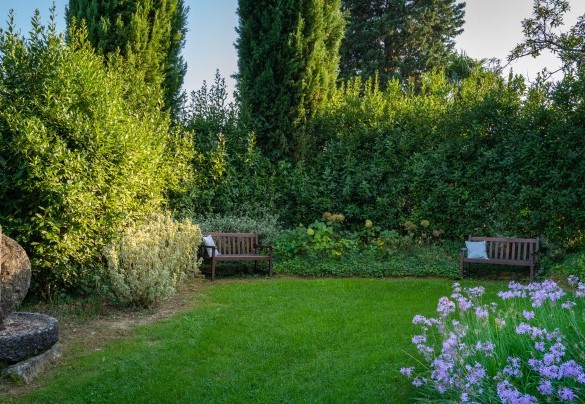 Spazi attrezzati con panchine e tavolinetti, da utilizzare come salotti immersi nella natura e dove la privacy è assicurata – Tenuta di Pratello