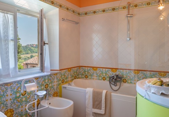 Il bagno con vasca al secondo piano – Tenuta di Pratello