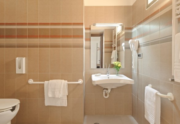 Bagno n.1 (adatto a persone con disabilità), en-suite alla camera matrimoniale n.1 – Tenuta Esdra