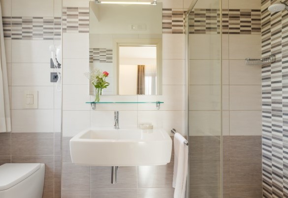 Bagno n.11 con doccia, en-suite alla camera matrimoniale n.10 – Tenuta Esdra