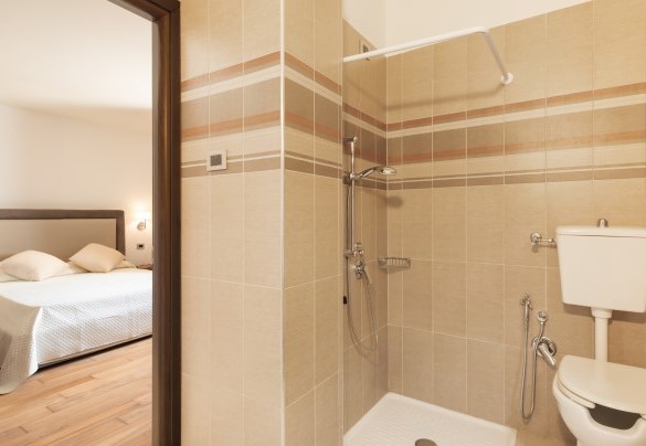 Bagno n.1 (adatto a persone con disabilità), en-suite alla camera matrimoniale n.1 – Tenuta Esdra