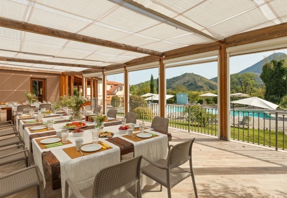 L’ampia terrazza è il luogo ideale per colazioni e cene all’aperto – Tenuta Esdra
