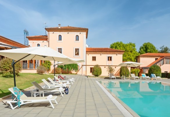 L’area piscina è facilmente raggiungibile dal portico o dal prato e garantisce ampi spazi confortevoli – Tenuta Esdra