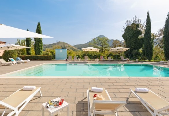 La piscina, accessibile tramite scala romana, ha una profondità massima di 1,70 m - Tenuta Esdra