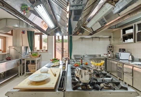 Cucina professionale collocata al piano seminterrato della villa principale con accesso diretto all’esterno - Tenuta Esdra