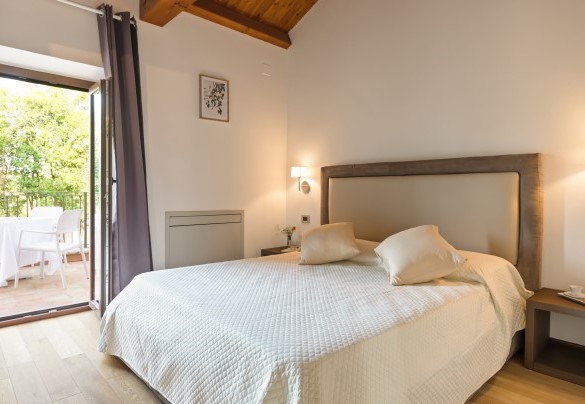 Camera matrimoniale n.3 al primo piano del corpo principale con terrazzino privato - Tenuta Esdra