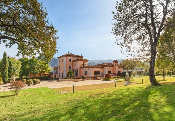Villa in affitto con piscina esclusiva immersa nel verde e nella tranquillità della campagna della Ciociaria - Tenuta Esdra