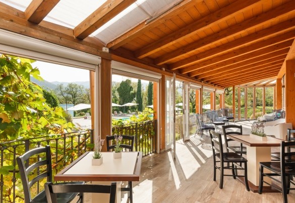 Portico arredato con panorama sulla piscina e le montagne circostanti – Tenuta Esdra