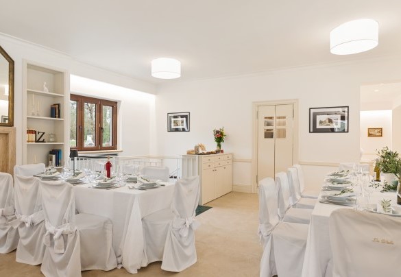 L’area pranzo con accesso all’area bar e scala che conduce alla cucina sottostante– Tenuta Esdra 