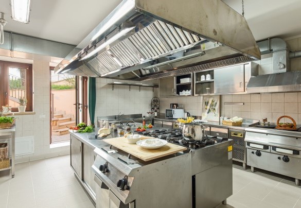 Cucina professionale collocata al piano seminterrato della villa principale con accesso diretto all’esterno - Tenuta Esdra