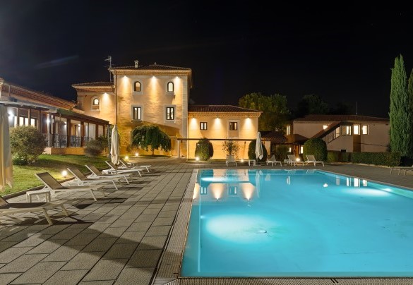La villa e la piscina nelle luci della sera – Tenuta Esdra