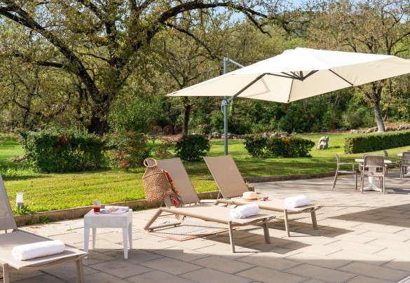 Scorcio del verde giardino che circonda l’area solarium – Tenuta Esdra