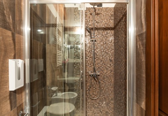 Bagno n.4 con doccia, en-suite alla camera matrimoniale n.3 – Tenuta Esdra