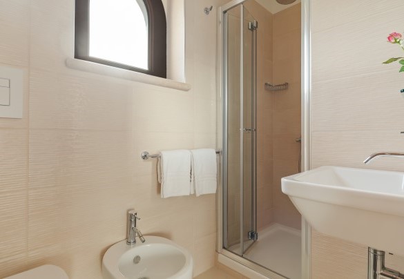 Bagno n.7 con doccia, en-suite alla camera singola n.6 – Tenuta Esdra