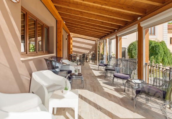 Il portico attrezzato con poltrone e tavolini – Tenuta Esdra