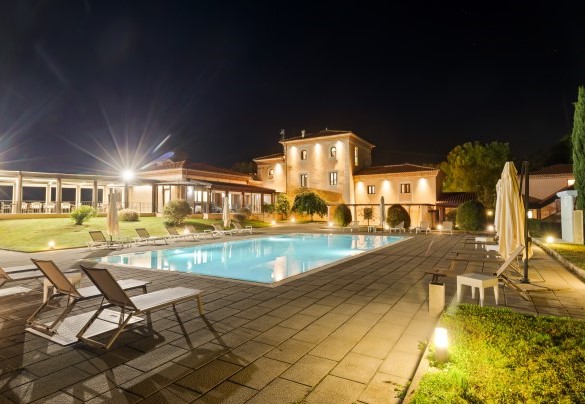La villa e la piscina nelle luci della sera – Tenuta Esdra