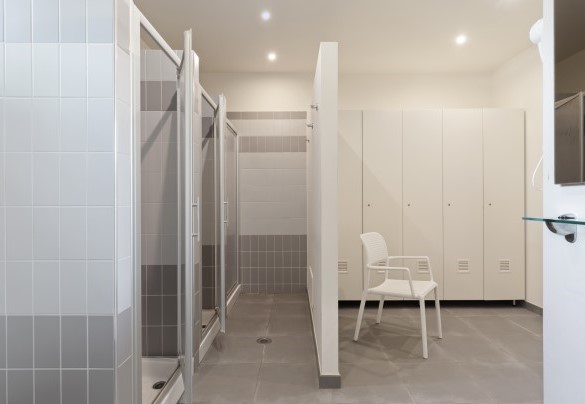 Ampi spogliatoi con docce e bagni nell’area SPA, al piano terra dell’annesso - Tenuta Esdra