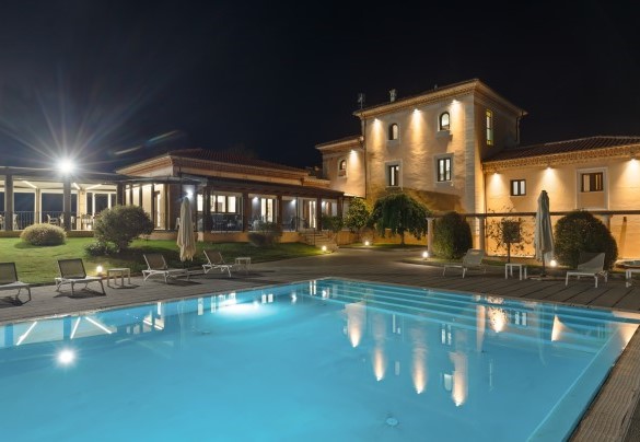 La villa e la piscina nelle luci della sera – Tenuta Esdra
