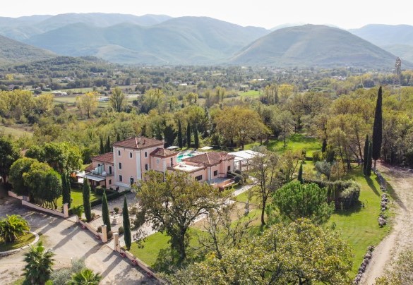 Vista dall’alto della proprietà immersa nel verde della campagna della Cicoaria – Tenuta Esdra
