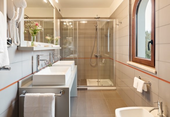 Bagno n.8 con doccia, en-suite alla camera matrimoniale n.7 – Tenuta Esdra