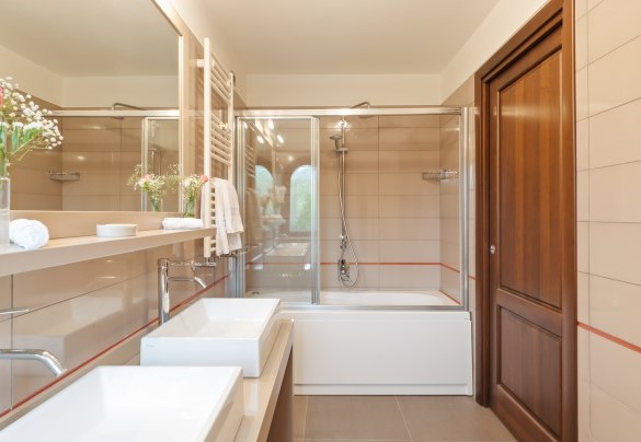 Bagno n.9 con vasca, en-suite alla camera matrimoniale n.8 – Tenuta Esdra